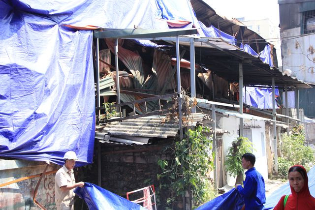 Quây bạt, dọn vệ sinh quanh khu vực cháy Nhà máy Rạng Đông ảnh 3