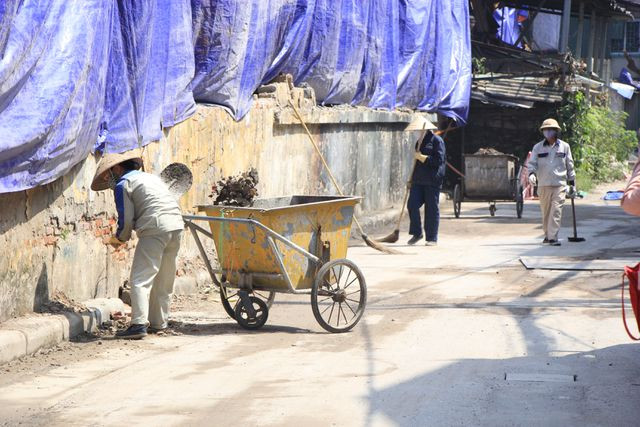 Quây bạt, dọn vệ sinh quanh khu vực cháy Nhà máy Rạng Đông ảnh 2