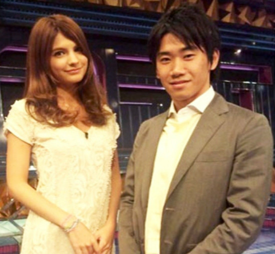 Bức ảnh khiến Kagawa bị hiểu lầm có bạn gái là diễn viên phim người lớn. Từ góc chụp này quả thực Natsuki có nhiều điểm giống với Ichinose. Và thực tế là rất nhiều tờ báo và trang mạng uy tín trên thế giới đã bị 