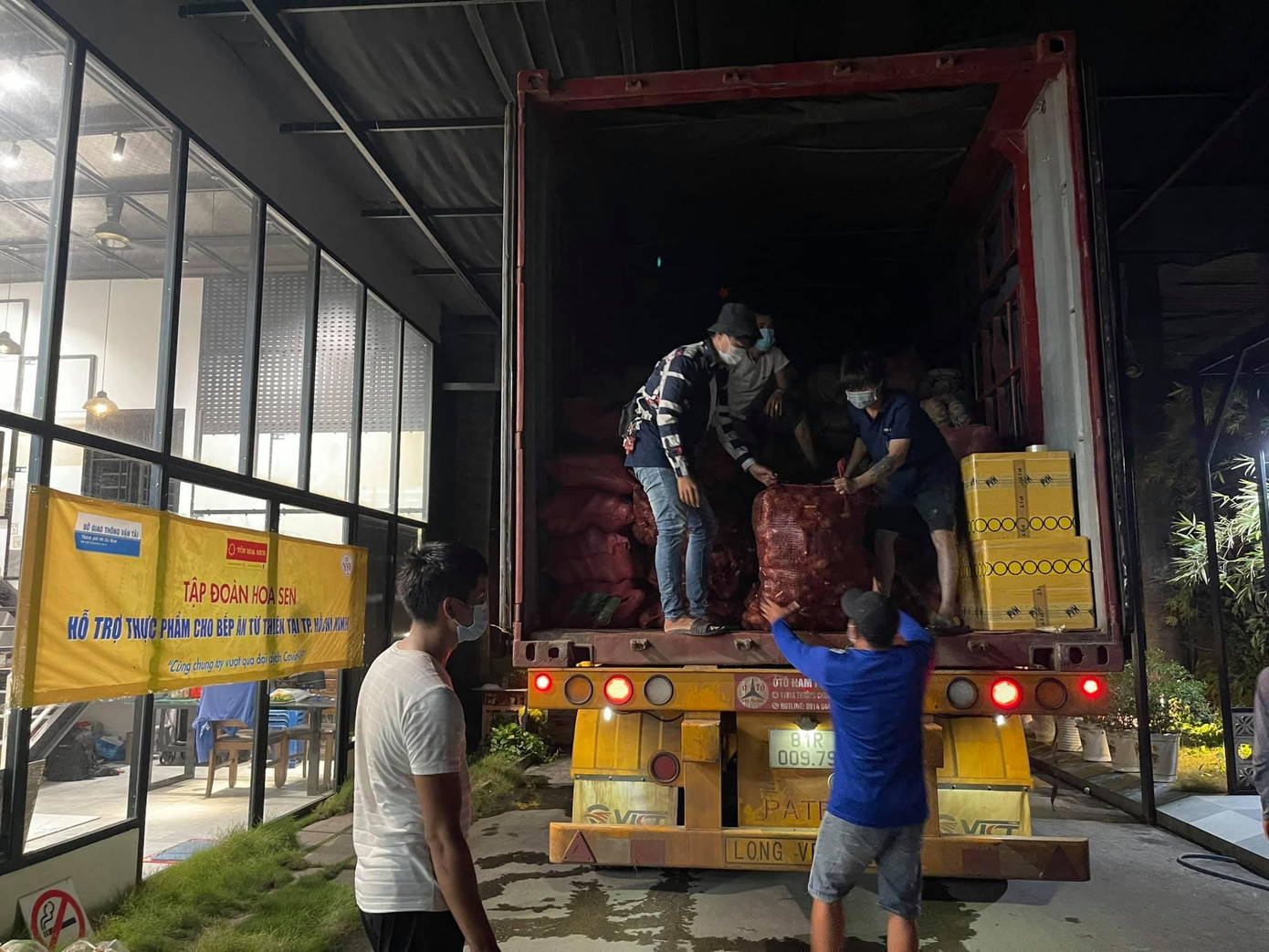 Việc sang tải, đóng gói, vận chuyển các bộ phận phải làm gấp rút để hỗ trợ người dân kịp thời