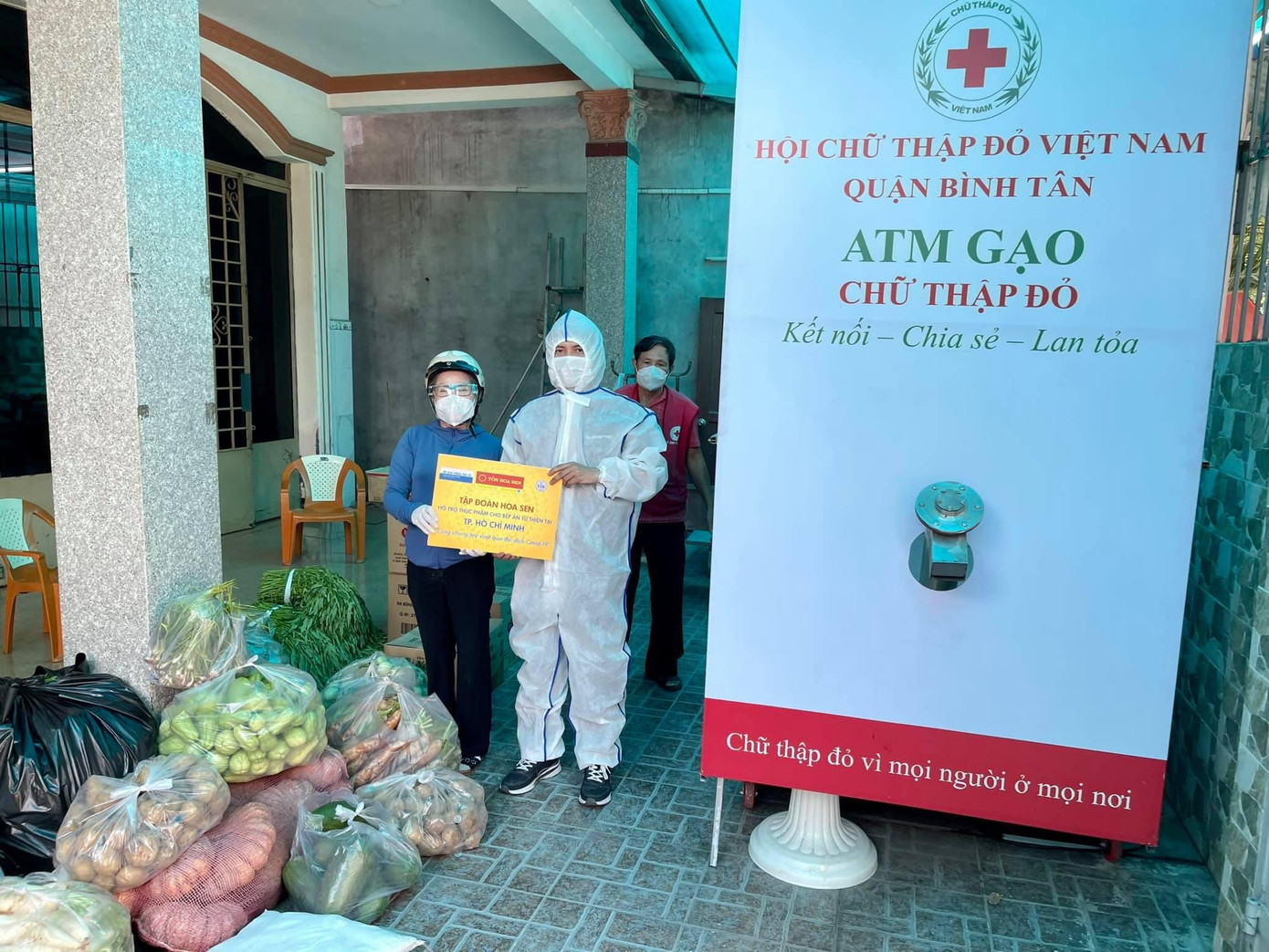 Trong đợt dịch bùng phát lần thứ 4, Tập đoàn Hoa Sen đã trao tặng nhiều trang thiết bị, vật tư y tế, thực phẩm, nhu yếu phẩm đến lực lượng tuyến đầu chống dịch, người dân, sinh viên có hoàn cảnh khó khăn ở các khu vực cách ly, phong tỏa, các bếp ăn thiện nguyện 0 đồng, siêu thị 0 đồng... Trong đợt dịch bùng phát lần thứ 4, Tập đoàn Hoa Sen đã trao tặng nhiều trang thiết bị, vật tư y tế, thực phẩm, nhu yếu phẩm đến lực lượng tuyến đầu chống dịch, người dân, sinh viên có hoàn cảnh khó khăn ở các khu vực cách ly, phong tỏa, các bếp ăn thiện nguyện 0 đồng, siêu thị 0 đồng...