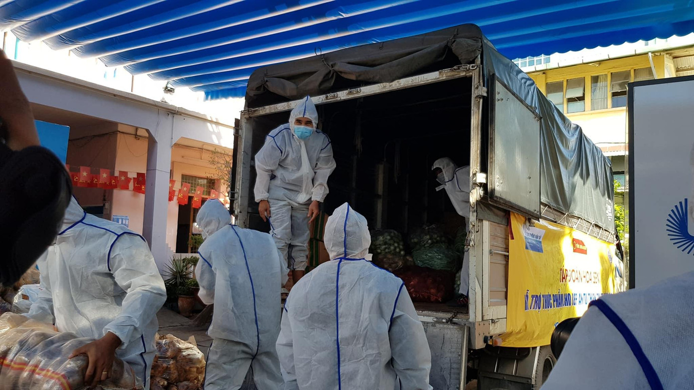 Trong đợt 1, Tập đoàn Hoa Sen hỗ trợ gần 50 tấn gạo, rau quả, nhu yếu phẩm