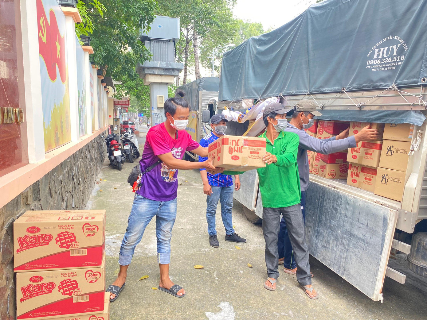 Những nhu yếu phẩm đã được vận chuyển gửi tận các bếp ăn thiện nguyện, khu cách ly