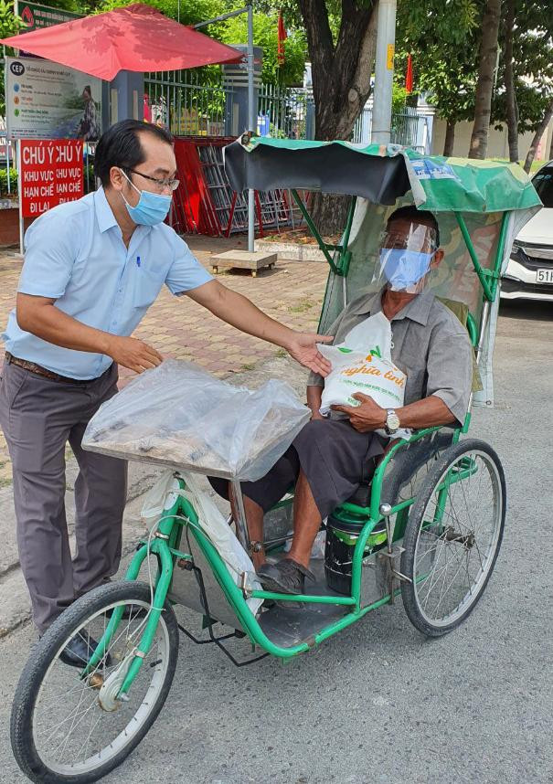 Những phần quà của gạo A An được gửi đến những người dân yếu thế gặp khó khăn do đại dịch ở TPHCM Những phần quà của gạo A An được gửi đến những người dân yếu thế gặp khó khăn do đại dịch ở TPHCM