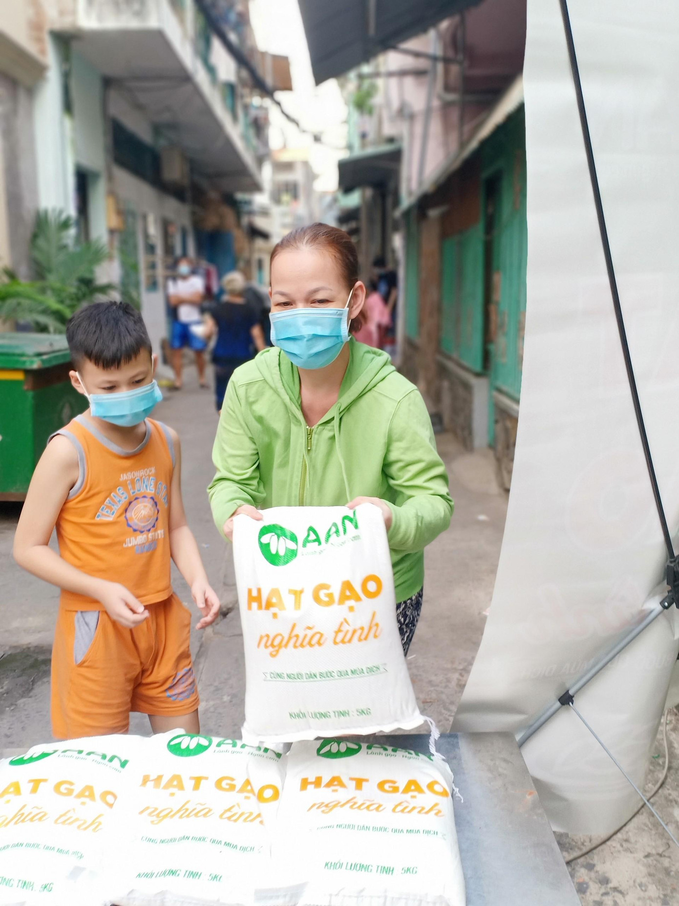 Tiếp thêm những bữa ăn cũng là tiếp sức cho tinh thần của người dân, lan tỏa nguồn yêu thương, niềm tin và sự lạc quan giúp để cùng nhau bước qua đại dịch Tiếp thêm những bữa ăn cũng là tiếp sức cho tinh thần của người dân, lan tỏa nguồn yêu thương, niềm tin và sự lạc quan giúp để cùng nhau bước qua đại dịch