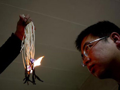 Đốt thử nghiệm sợi mì gói. Ảnh: CFP. Đốt thử nghiệm sợi mì gói. Ảnh: CFP