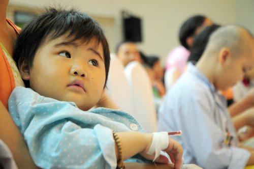 Ánh mắt hồn nhiên không làm vơi đi sự mệt mỏi của bé gái mắc bệnh hiểm nghèo