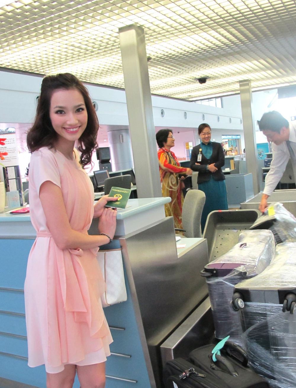 Trúc Diễm và mẹ tại sân bay sáng nay