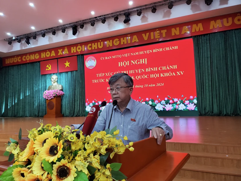 ĐB Trương Trọng Nghĩa trả lời các ý kiến cử tri tại Hội nghị. Ảnh: NT.