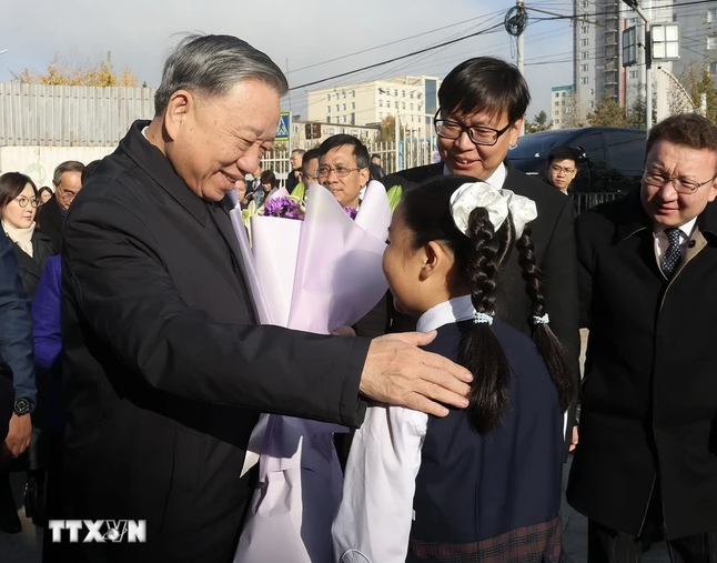 Học sinh Trường liên cấp số 14 tặng hoa, chào mừng Tổng Bí thư, Chủ tịch nước Tô Lâm. (Ảnh: Trí Dũng/TTXVN) Học sinh Trường liên cấp số 14 tặng hoa, chào mừng Tổng Bí thư, Chủ tịch nước Tô Lâm. (Ảnh: Trí Dũng/TTXVN)