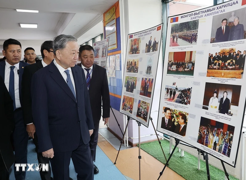 Trong chương trình thăm cấp Nhà nước Mông Cổ, sáng 1/10, tại thủ đô Ulan Bator, Tổng Bí thư, Chủ tịch nước Tô Lâm đến thăm Trường liên cấp số 14 mang tên Chủ tịch Hồ Chí Minh. (Ảnh: Trí Dũng/TTXVN) Trong chương trình thăm cấp Nhà nước Mông Cổ, sáng 1/10, tại thủ đô Ulan Bator, Tổng Bí thư, Chủ tịch nước Tô Lâm đến thăm Trường liên cấp số 14 mang tên Chủ tịch Hồ Chí Minh. (Ảnh: Trí Dũng/TTXVN)