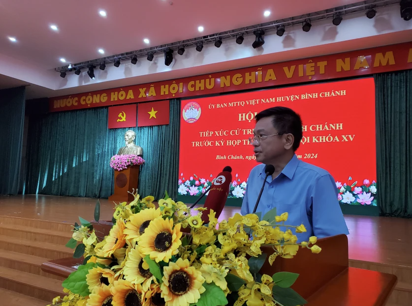 Ông Nguyễn Văn Tài, Phó Chủ tịch UBND huyện Bình Chánh ghi nhận các ý kiến của cử tri. Ảnh: NT.