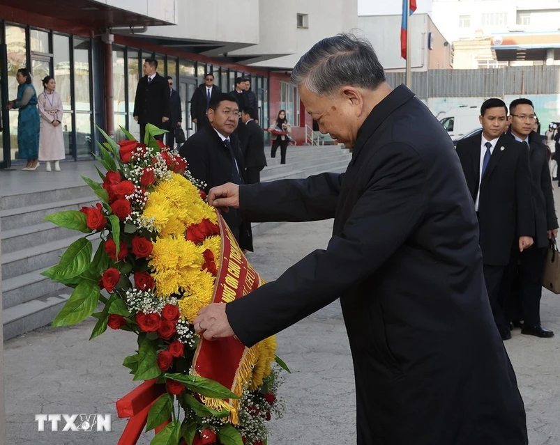 Tổng Bí thư, Chủ tịch nước Tô Lâm dâng hoa tại Tượng đài Chủ tịch Hồ Chí Minh. (Ảnh: Trí Dũng/TTXVN) Tổng Bí thư, Chủ tịch nước Tô Lâm dâng hoa tại Tượng đài Chủ tịch Hồ Chí Minh. (Ảnh: Trí Dũng/TTXVN)