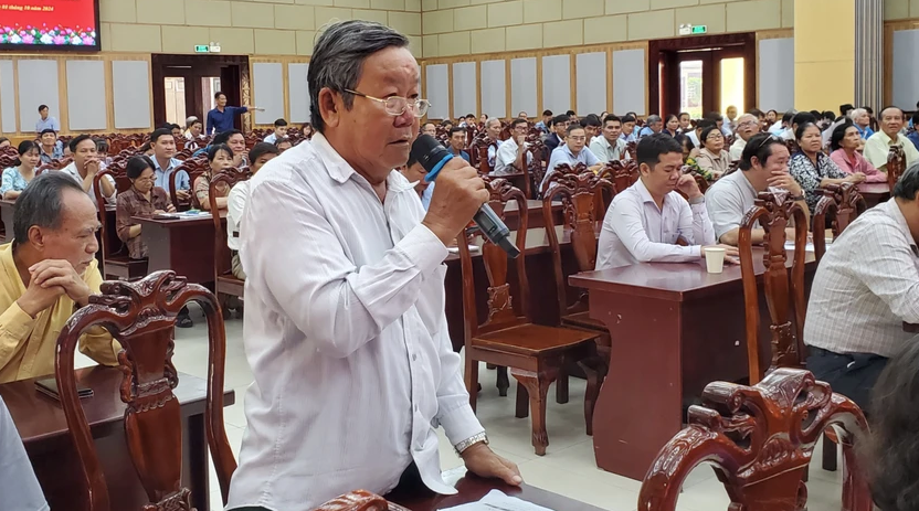 Cử tri Tiền ở xã Lê Minh Xuân nêu ý kiến. Ảnh: NT.