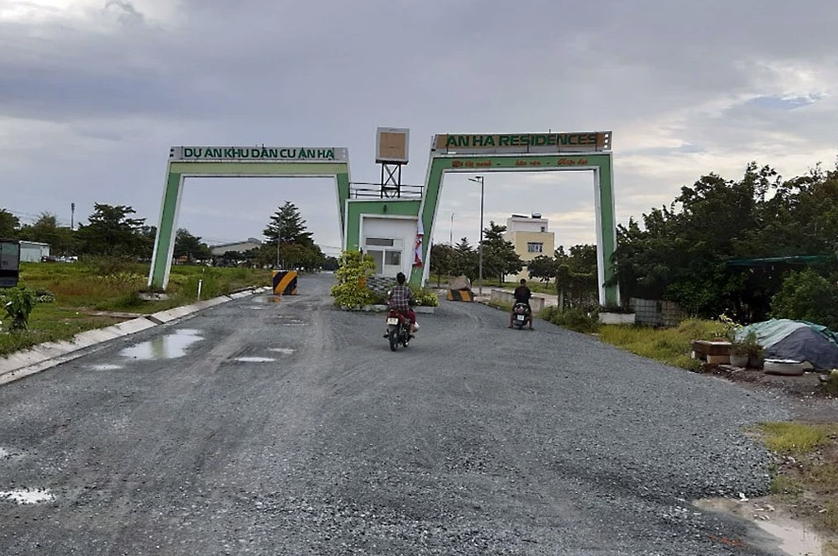 Tuyến đường N6 đi vào dự án khu dân cư cụm KCN An Hạ chưa được đầu tư xây dựng đúng như quy hoạch được duyệt. Ảnh: Việt Hoa.
