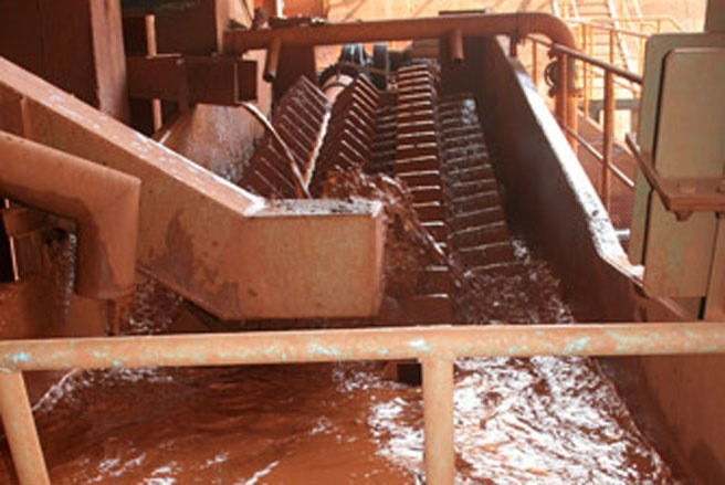 Trước khi tuyển, quặng được đưa vào rửa, sàng để loại bỏ các lớp đất bám xung quanh (quặng đuôi)