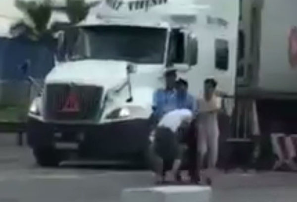 Nhân viên trạm BOT trên quốc lộ 5 hành hung lái xe ảnh 3