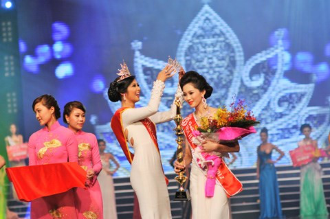 Hoa hậu Ngọc Hân làm phù dâu trong lễ cưới của Hoa hậu Thu Thảo ảnh 3