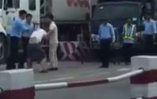 Nhân viên trạm BOT trên quốc lộ 5 hành hung lái xe ảnh 1