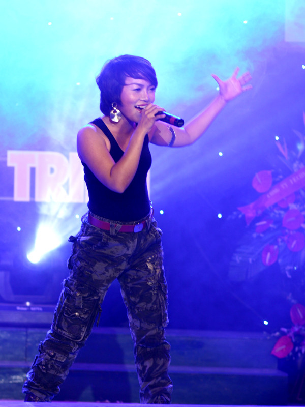 Thùy Linh thể hiện 