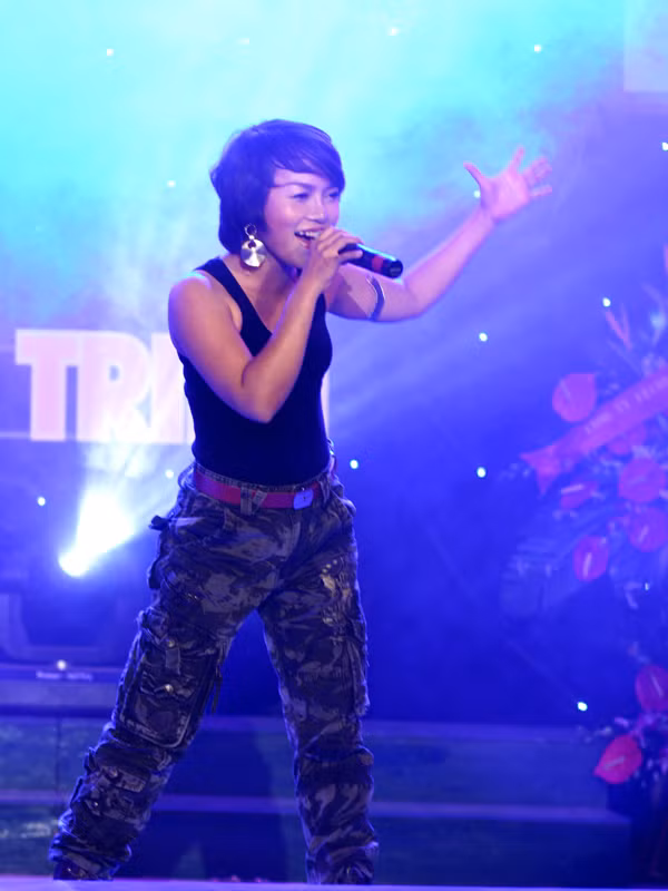 Thùy Linh thể hiện 
