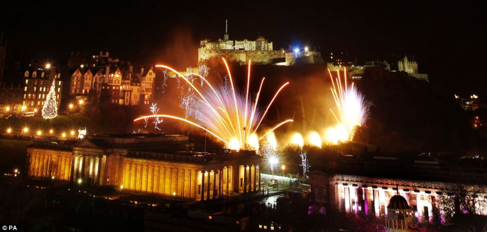 Màn pháo hoa tại Lâu đài Edinburgh, vương quốc Anh trong những giây phút đầu tiên của năm mới 2013