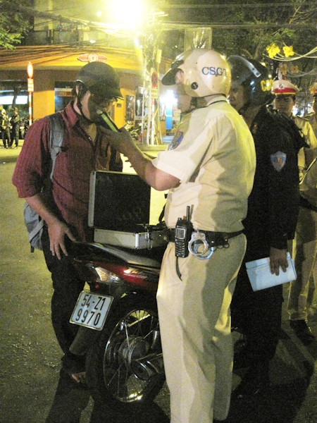 Cảnh sát tiến hành đo nồng độ cồn trong máu.. Cảnh sát tiến hành đo nồng độ cồn trong máu.