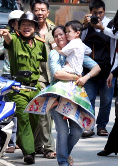  Đến 10h30, 2 cháu nhỏ đã được giải cứu. Lực lượng công an đã khống chế được người thanh niên và đưa về trụ sở Công an quận Tân Bình