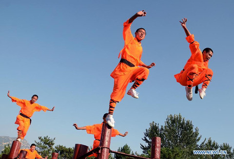 Các võ sinh thể hiện các động tác võ thuật trên cột tại lễ khai mạc Liên hoan Wushu Thiếu Lâm Quốc tế Trịnh Châu lần thứ 9 ở Đăng Phong, thuộc tỉnh Hà Nam.