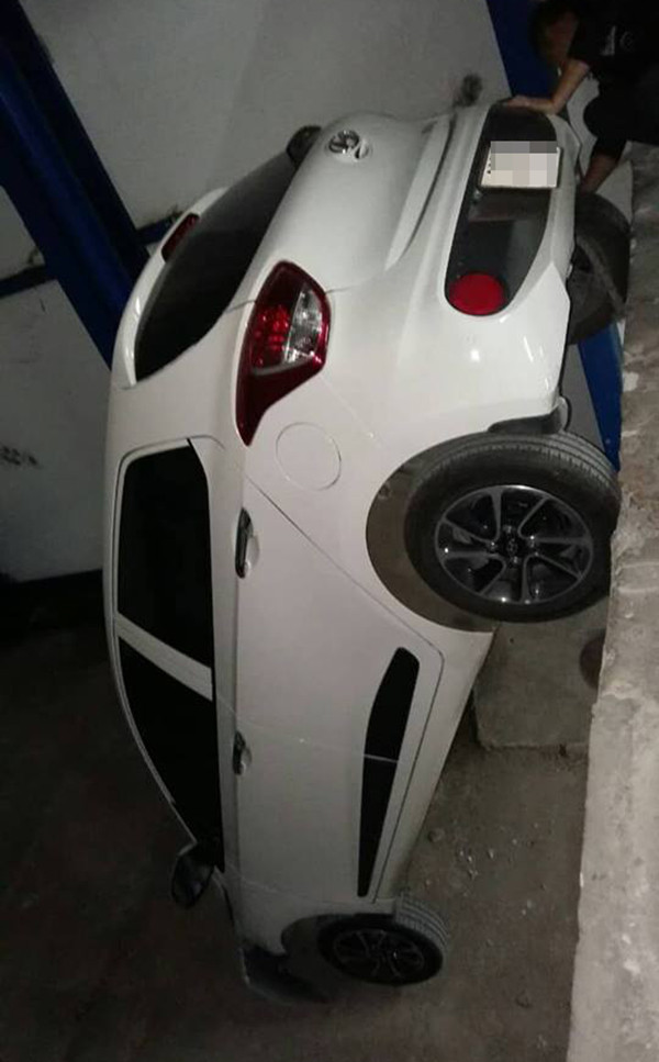 Hàng chục ô tô bị 'nhốt' trong hầm chung cư sau sự cố hy hữu ảnh 2