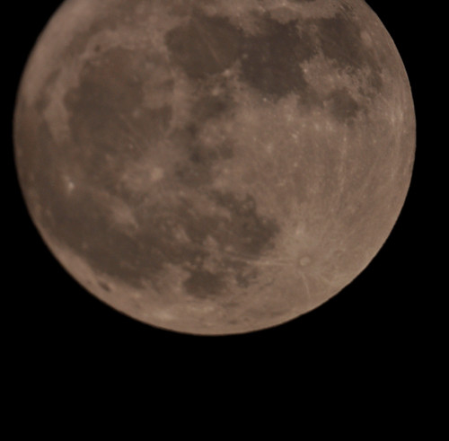 Đường nét gồ ghề, mảng tối sáng trên mặt trăng được hiện rõ qua kính thiên văn