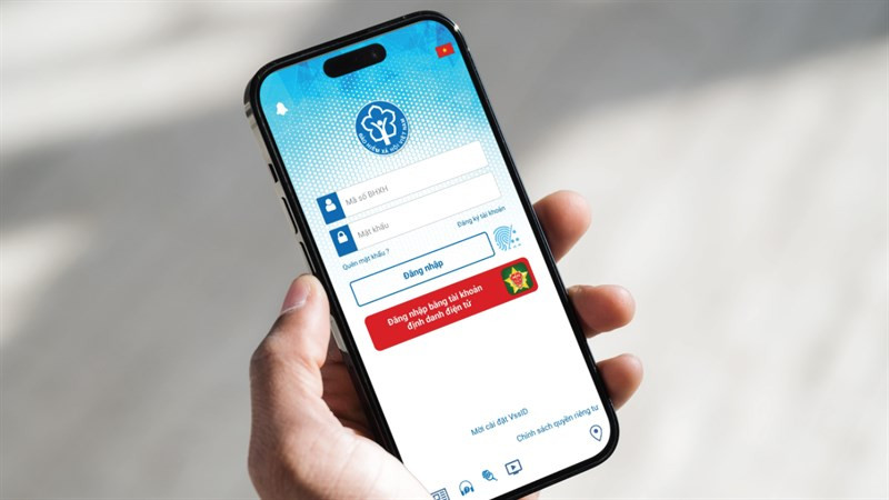Sổ BHXH bản điện tử dự kiến được áp dụng từ ngày 1/7 và cấp chậm nhất vào 1/1/2026, có giá trị pháp lý như sổ giấy. Ảnh minh họa. Sổ BHXH bản điện tử dự kiến được áp dụng từ ngày 1/7 và cấp chậm nhất vào 1/1/2026, có giá trị pháp lý như sổ giấy. Ảnh minh họa.