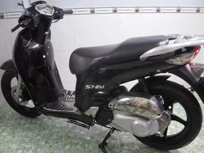 Lấy cớ không mang tiền mặt, Giang chở Thúy trên chiếc xe SH của cô này ra máy ATM rồi lợi dụng trời tối, khống chế cướp chiếc xe cùng một số tài sản