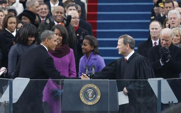 Chánh án John Robert bắt tay chúc mừng Tồng thống