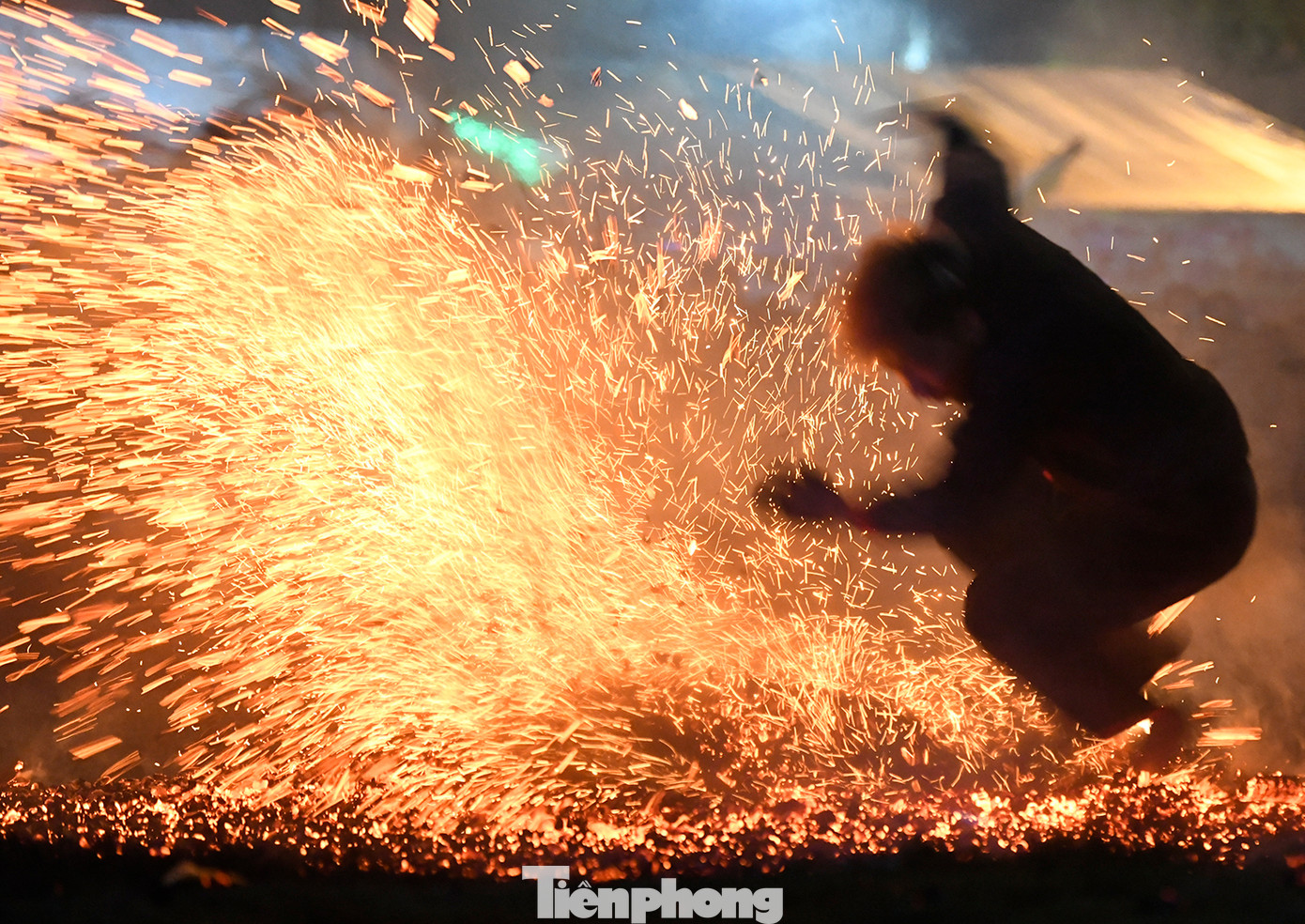 Màn múa lửa của các thanh niên Pà Thẻn.