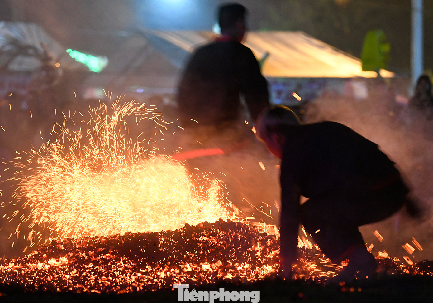 Các nhà khoa học đã dày tâm nghiên cứu và không phát hiện ra hiện tượng lừa bịp nào trong lễ hội nhảy lửa và đọc thần chú cho ống luồng bay của người Pà Thẻn.