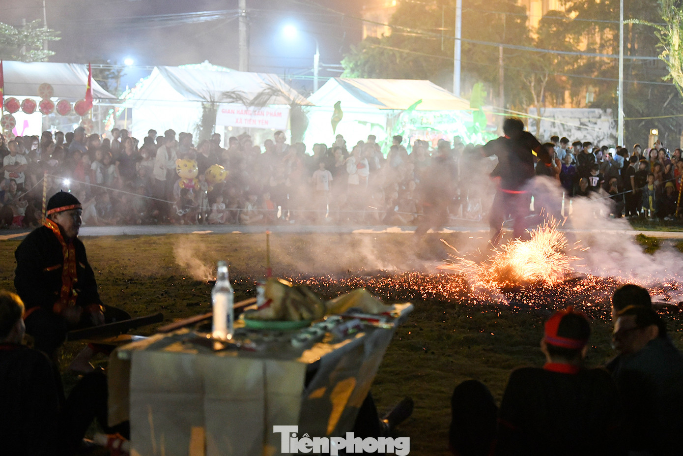 Trong khi thanh niên nhảy lửa, thầy mo vẫn tiếp tục làm lễ với tiếng nhạc mo, tiếng nhạc đều đều huyền bí lẫn với lời khấn lầm rầm. Đồng bào Pà Thẻn cho rằng thời gian nhảy trên lửa của họ tùy theo sức mạnh được thần linh ban cho. Khi hết sức mạnh, họ tự bị đẩy ra khỏi đống lửa, trở về ngồi lễ và lại lắc lư trong tiếng nhạc, chờ thần linh ban sức mạnh cho đợt nhảy mới.