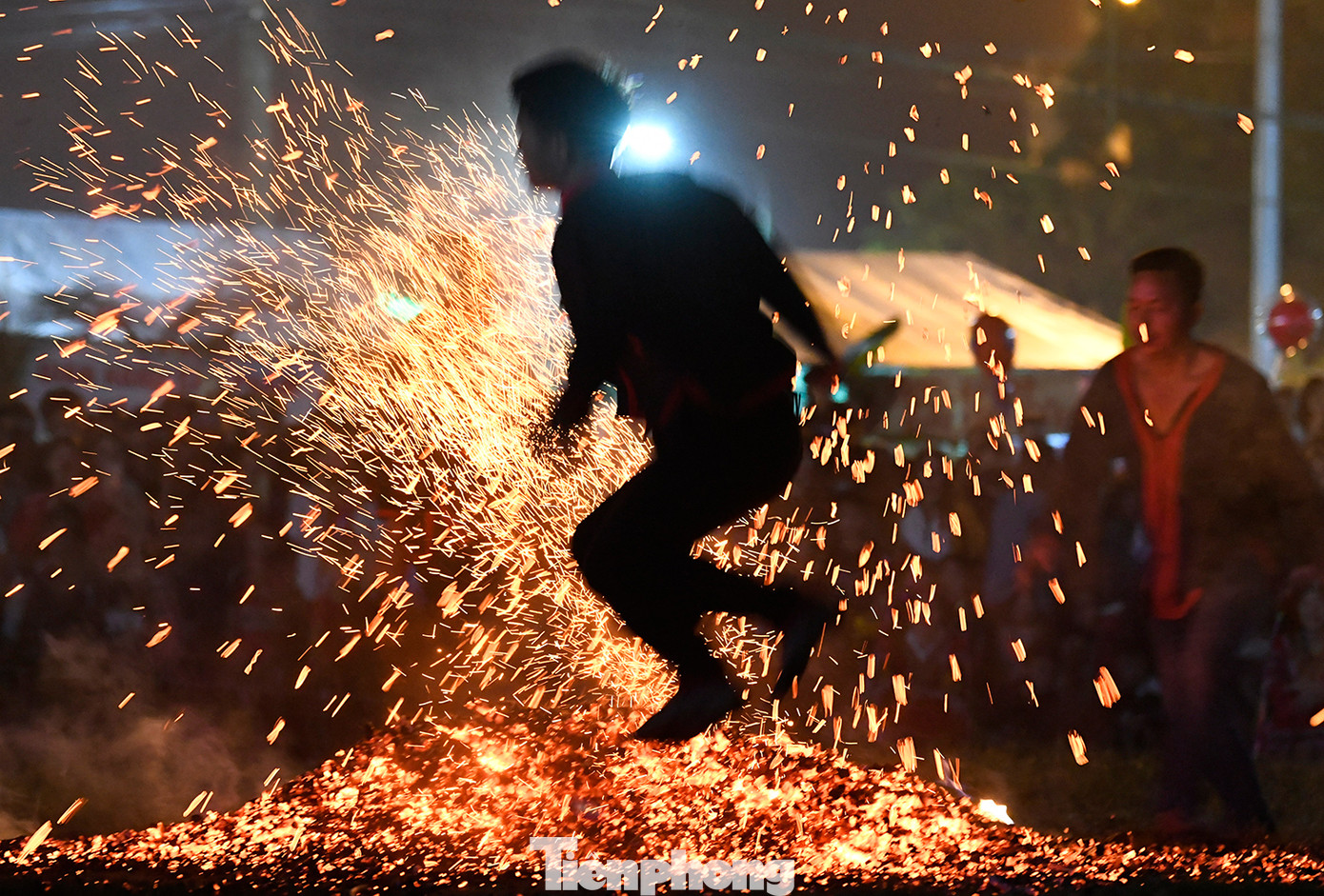 Theo người Pà Thẻn, sau khi được thầy mo niệm chú, họ tự dưng không điều khiển được mình nữa và xuất hiện cảm giác như có một sức mạnh siêu nhiên từ ngoài nhập vào khiến họ không có cảm giác nóng khi nhảy vào lửa.