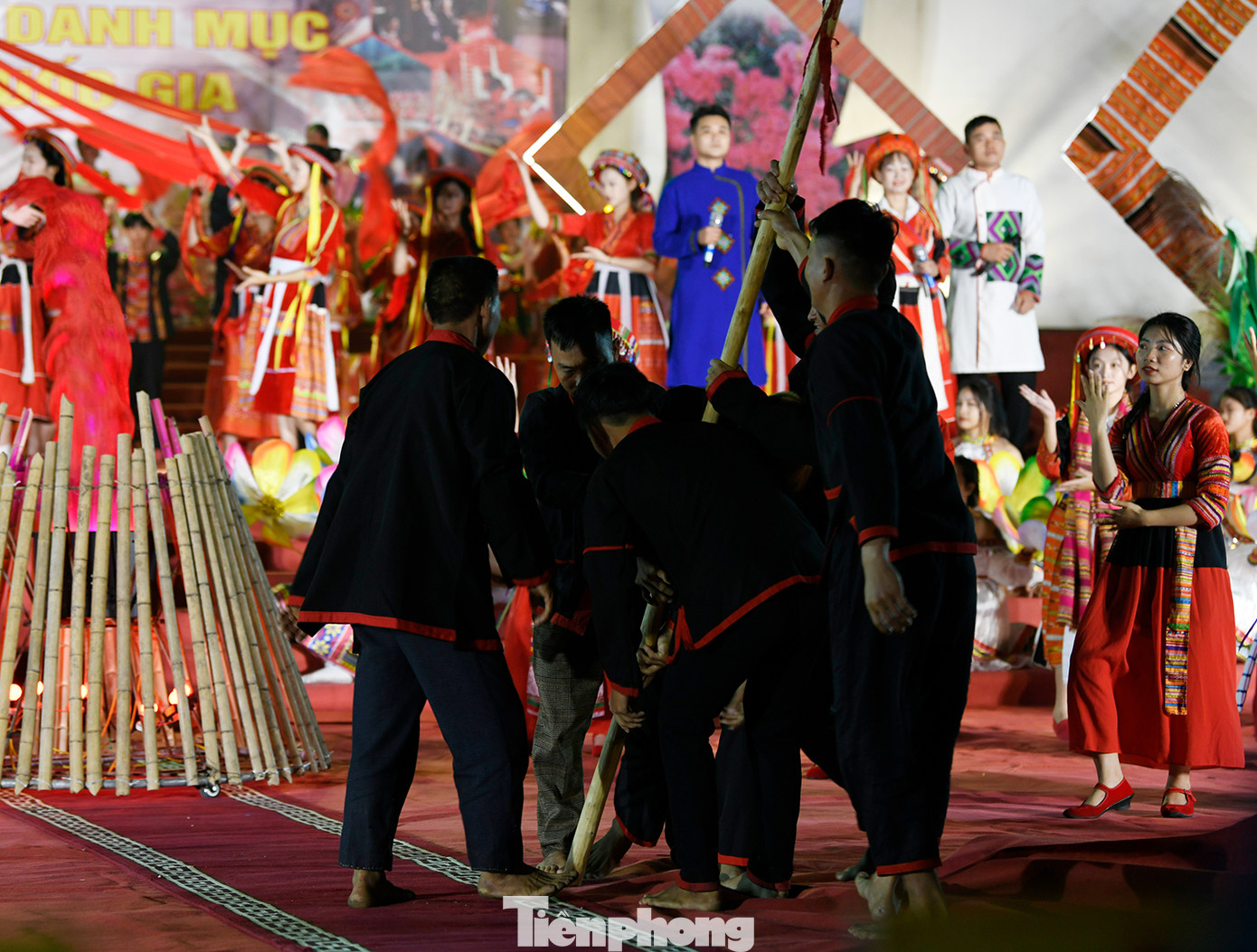 Trong lễ hội đó còn có một chuyện rất kỳ bí xảy ra. 6 thanh niên khỏe mạnh lực lưỡng được chọn để vác trên vai một ống luồng to bằng bắp đùi. Sau khi thầy mo cúng bái, kêu gọi thần linh nhập vào ống luồng suốt mấy giờ đồng hồ, ống luồng đột nhiên bay lên trời. Cả 6 thanh niên đều ráng sức kéo xuống, thậm chí bám hai tay vào ống luồng đu cả người lên, song ống luồng cứ lao đi như tên bắn, thậm chí nhấc bổng cả vài thanh niên lên cao 20-30 cm.