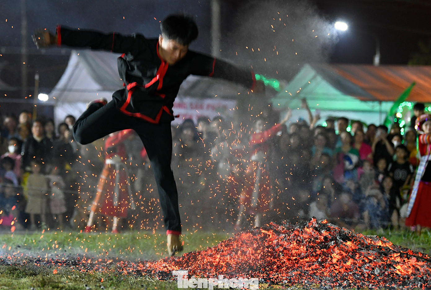 Một người Pà Thẻn cho biết: Chỉ có nam giới mới được tham gia nhảy lửa, còn phụ nữ thì không.