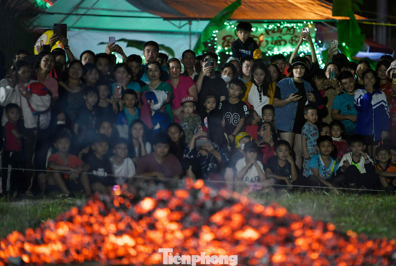 Lễ hội nhảy lửa đạt đến độ vui nhất khi mà tất cả người đứng xem đều bị cuốn theo, tự nhiên cảm thấy mình có sức mạnh và cứ thế, nhảy vào đống lửa mà không hề cảm thấy cái nóng.