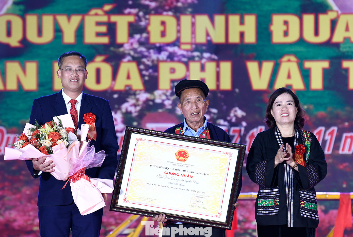 Trong lễ hội, Phó Trưởng Đoàn chuyên trách Đoàn ĐBQH tỉnh Hà Giang Lý Thị Lan trao bằng chứng nhận cho huyện Quang Bình được Bộ Văn hóa Thể thao và Du lịch ghi danh vào danh mục văn hóa phi vật thể cấp quốc gia.