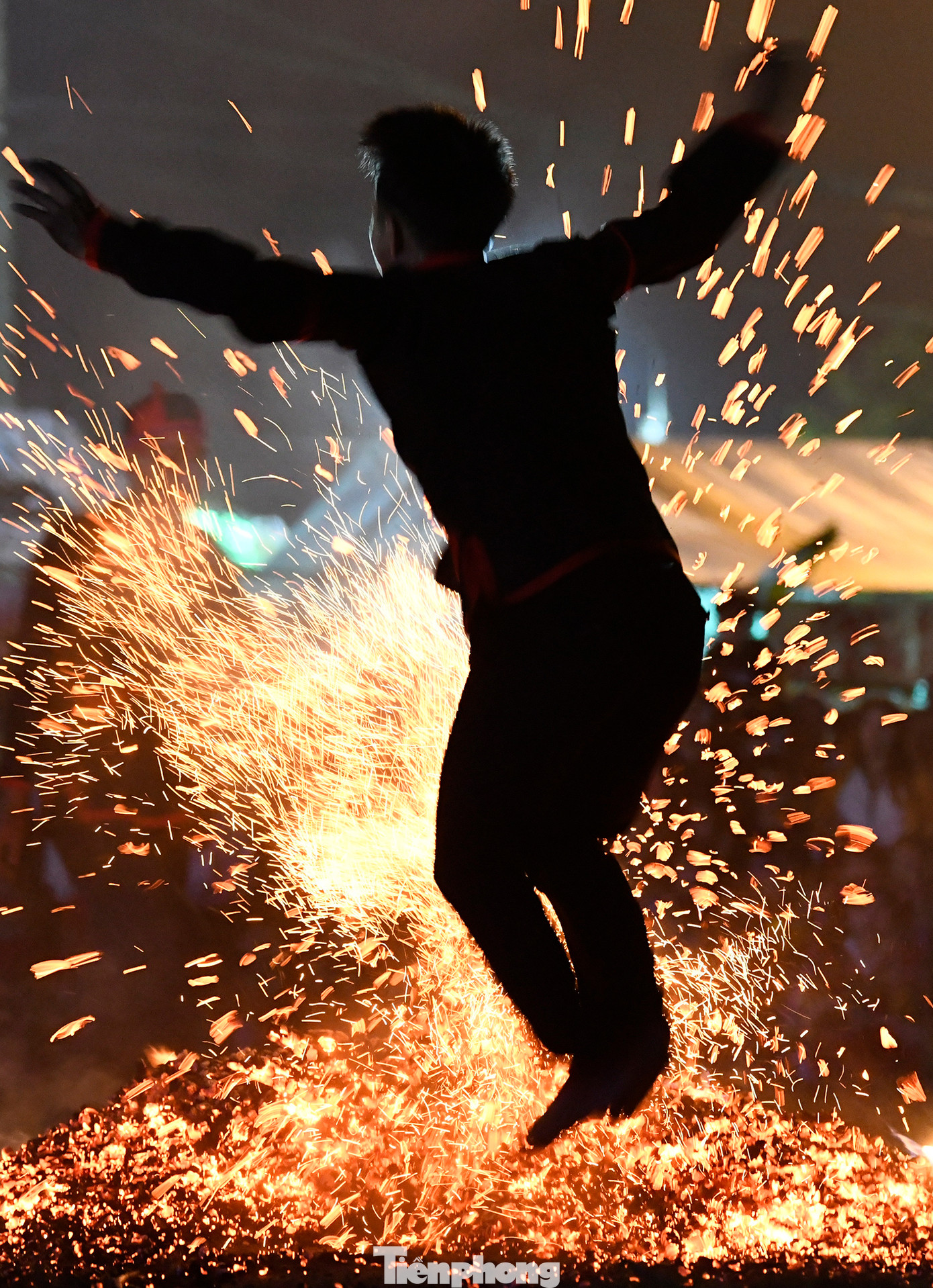 Bất ngờ hơn nữa, họ đã nhảy hẳn vào đống lửa và lại nhảy ra trong tiếng hò reo cuồng nhiệt của mọi người. Than đỏ văng tứ tung. Ngọn lửa lại bốc cao ngùn ngụt bởi những tàn than đỏ đang bay lên.