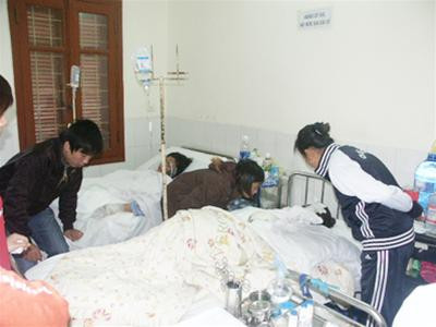 Các nạn nhân vụ hỏa hoạn đang điều trị trong bệnh viện - Ảnh: Phạm Duẩn