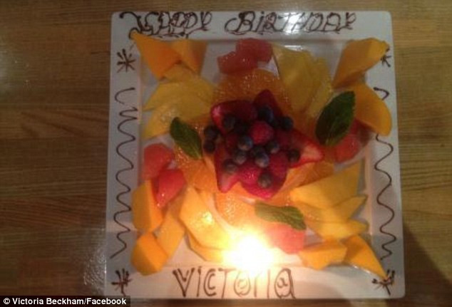 Trên trang facebook của mình, Vic khoe chiếc bánh sinh nhật làm bằng hoa quả.