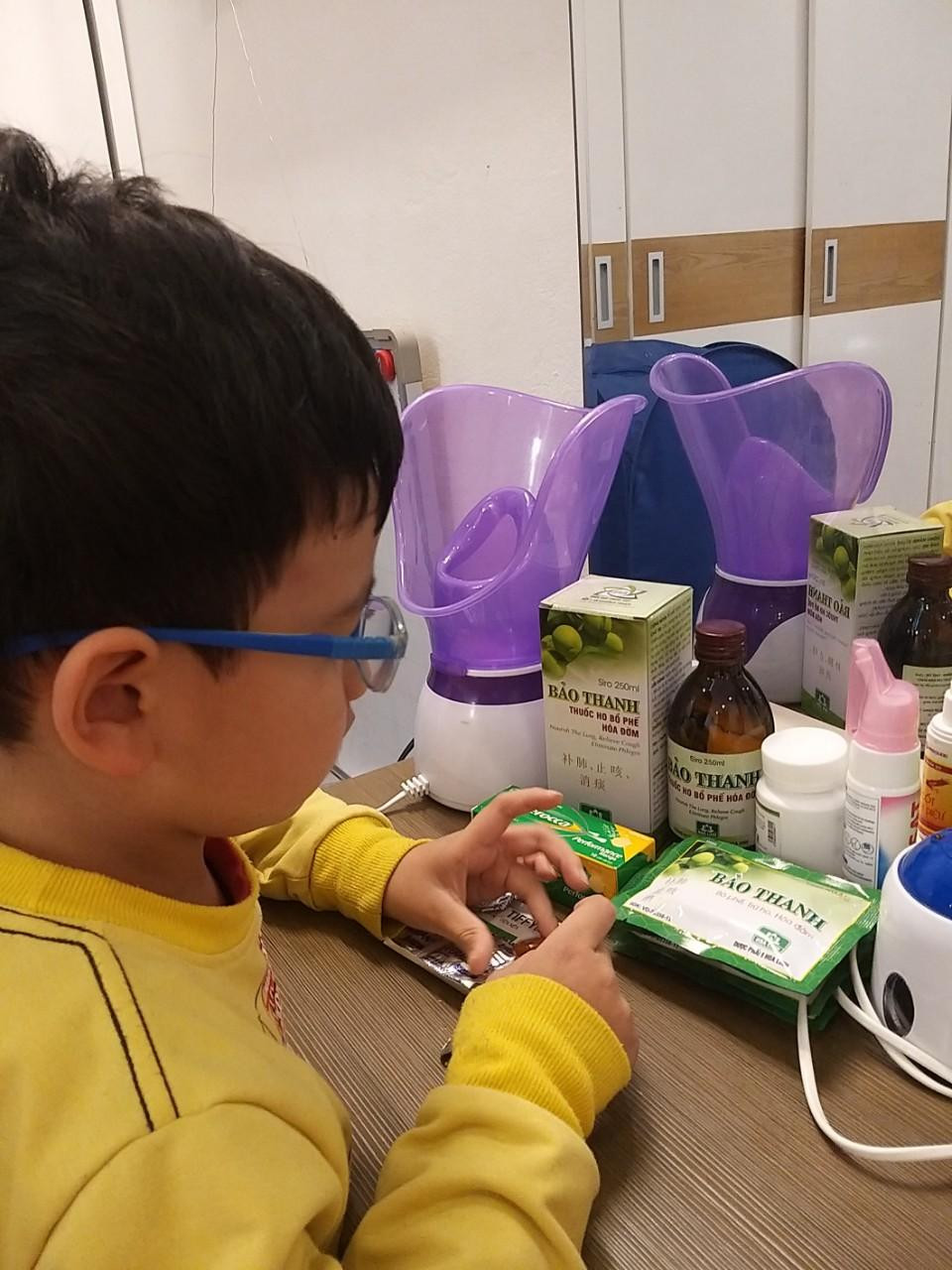 Khi ho và đau họng có thể dùng mật ong và bổ phế thảo dược để đỡ đau họng và bớt ho, có thể thêm alphachoay.