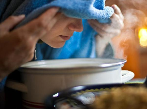 Xông hơi, đánh gió giúp người bệnh cảm thấy dễ chịu, tuy nhiên nếu thực hiện quá nhiều lần sẽ khiến cơ thể bị mất nước, mất điện giải và có thể tổn thương niêm mạc đường hô hấp. Xông hơi, đánh gió giúp người bệnh cảm thấy dễ chịu, tuy nhiên nếu thực hiện quá nhiều lần sẽ khiến cơ thể bị mất nước, mất điện giải và có thể tổn thương niêm mạc đường hô hấp.