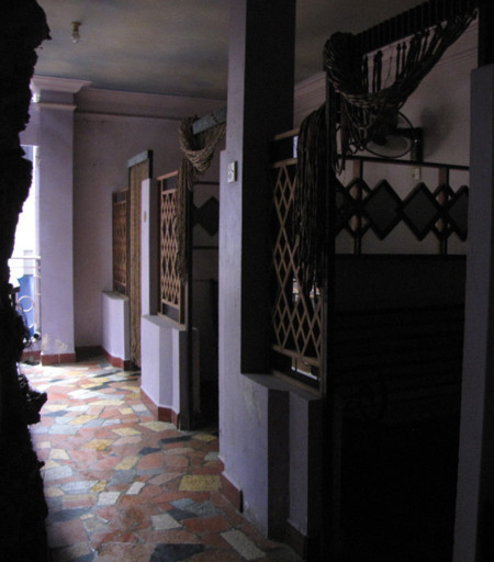 Một góc trong dãy cà phê chuồng của quán cà phê H trên phố Vĩnh Hồ