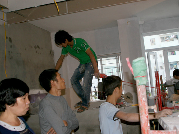 Căn hộ 208, tòa nhà B3B, tường nhà bị thấm nước, người dân phải tự sửa chữa