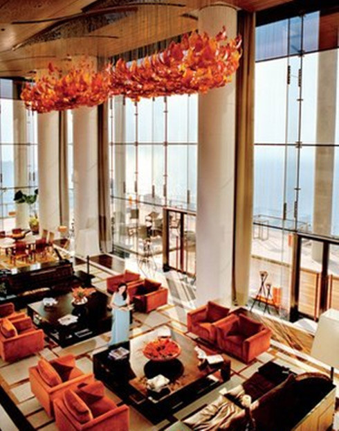 Một phòng bên trong ngôi nhà được bố trí như tiền sảnh của khách sạn 5 sao